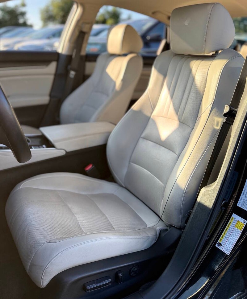 Honda Accord Sedan Vehicle Full-screen Gallery Image 12