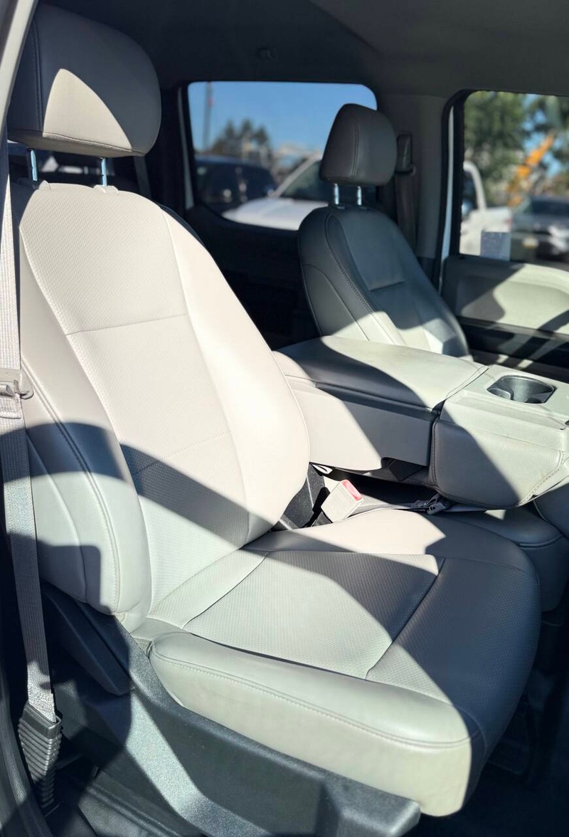 Ford F-150 Vehicle Full-screen Gallery Image 14
