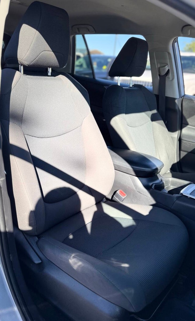Toyota RAV4 Hybrid Vehicle Full-screen Gallery Image 13