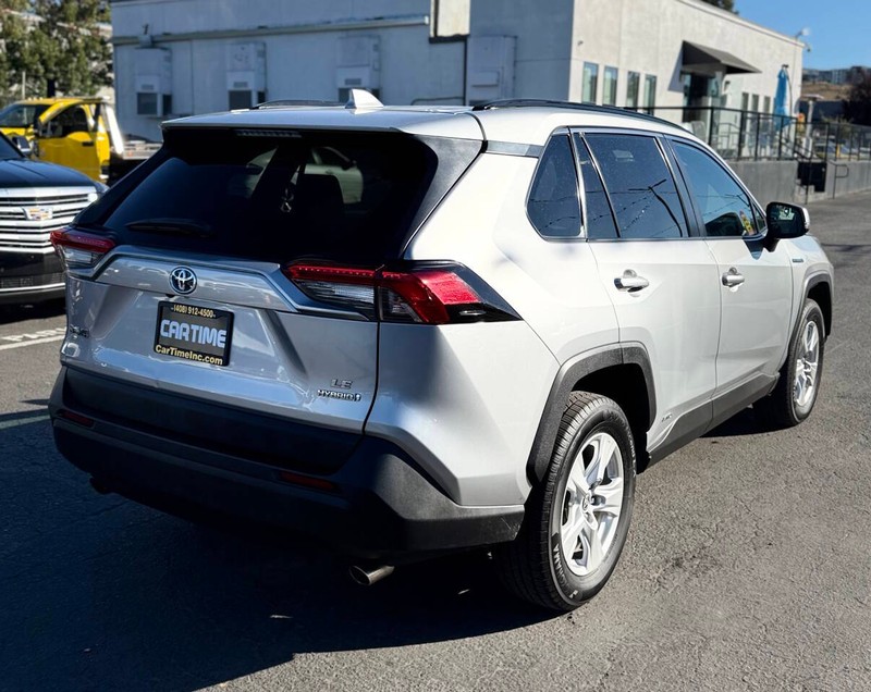 Toyota RAV4 Hybrid Vehicle Full-screen Gallery Image 06