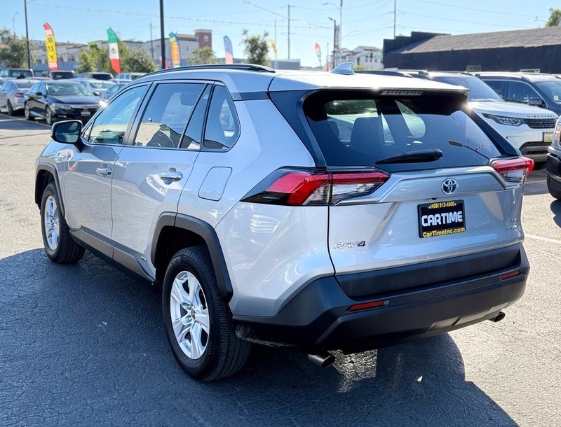 Toyota RAV4 Hybrid Vehicle Full-screen Gallery Image 08