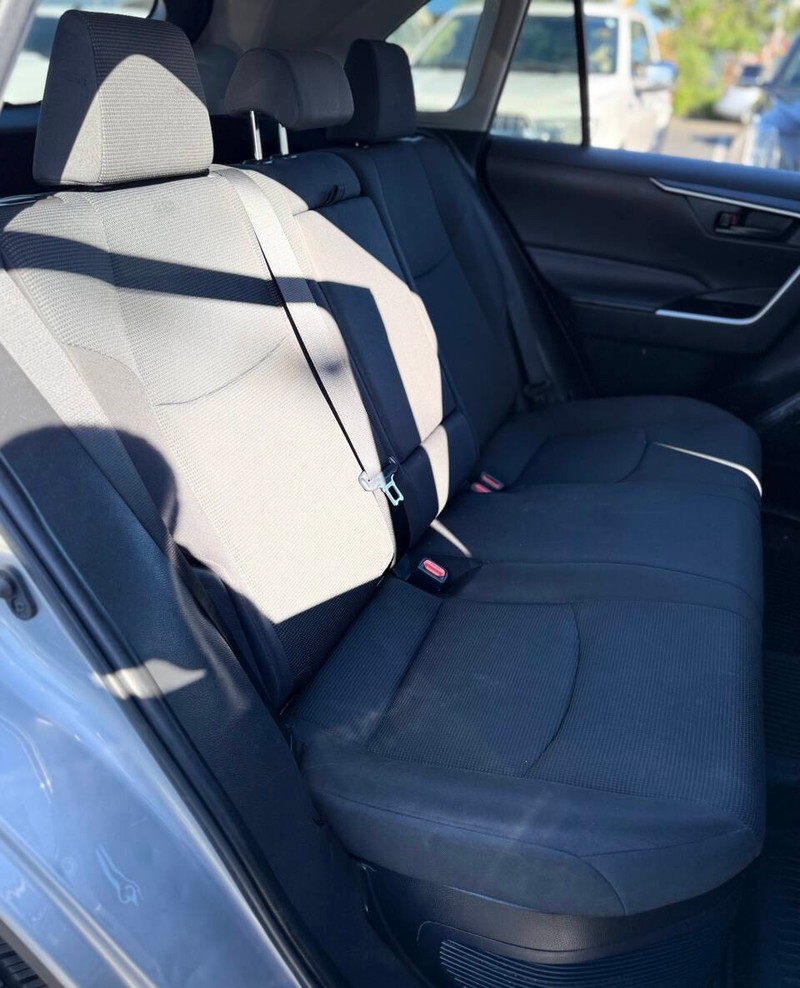 Toyota RAV4 Hybrid Vehicle Full-screen Gallery Image 14