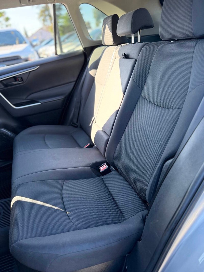 Toyota RAV4 Hybrid Vehicle Full-screen Gallery Image 15