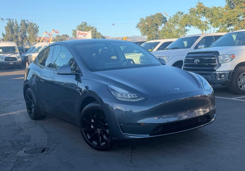 Tesla Model Y Vehicle Full-screen Gallery Image 02