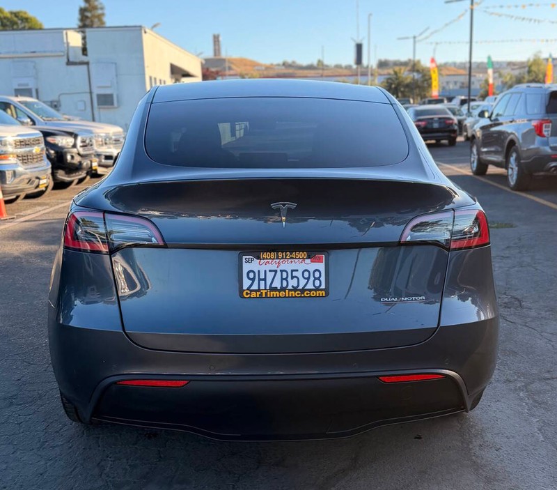 Tesla Model Y Vehicle Full-screen Gallery Image 04