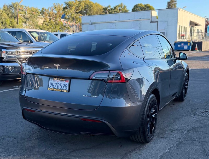 Tesla Model Y Vehicle Full-screen Gallery Image 05