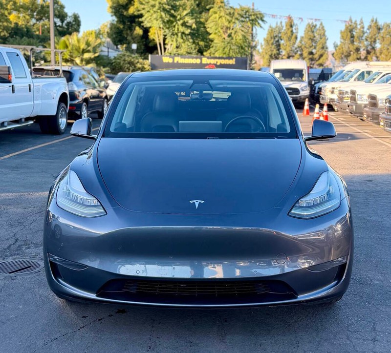 Tesla Model Y Vehicle Full-screen Gallery Image 06