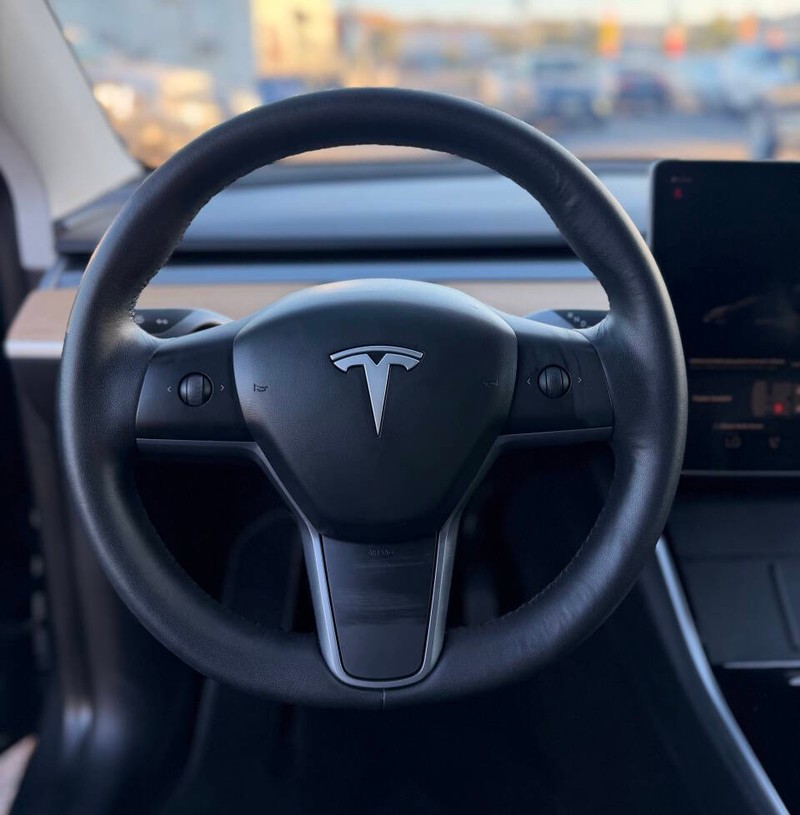 Tesla Model Y Vehicle Full-screen Gallery Image 08
