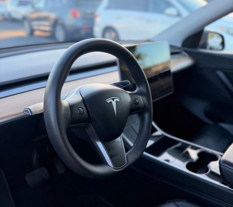 Tesla Model Y Vehicle Full-screen Gallery Image 09