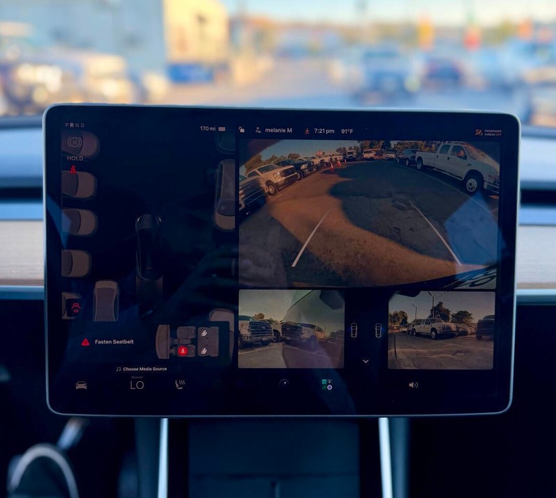 Tesla Model Y Vehicle Full-screen Gallery Image 11
