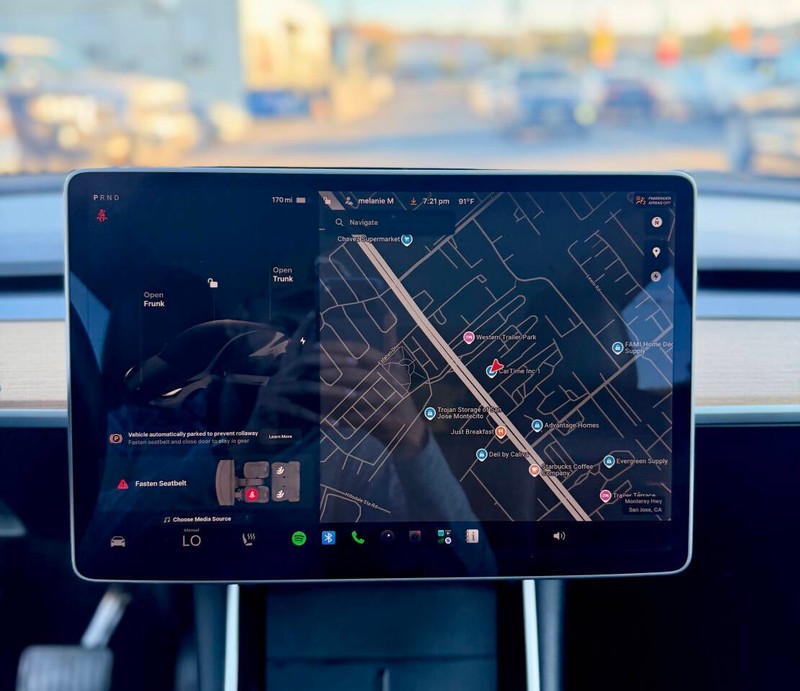 Tesla Model Y Vehicle Full-screen Gallery Image 12