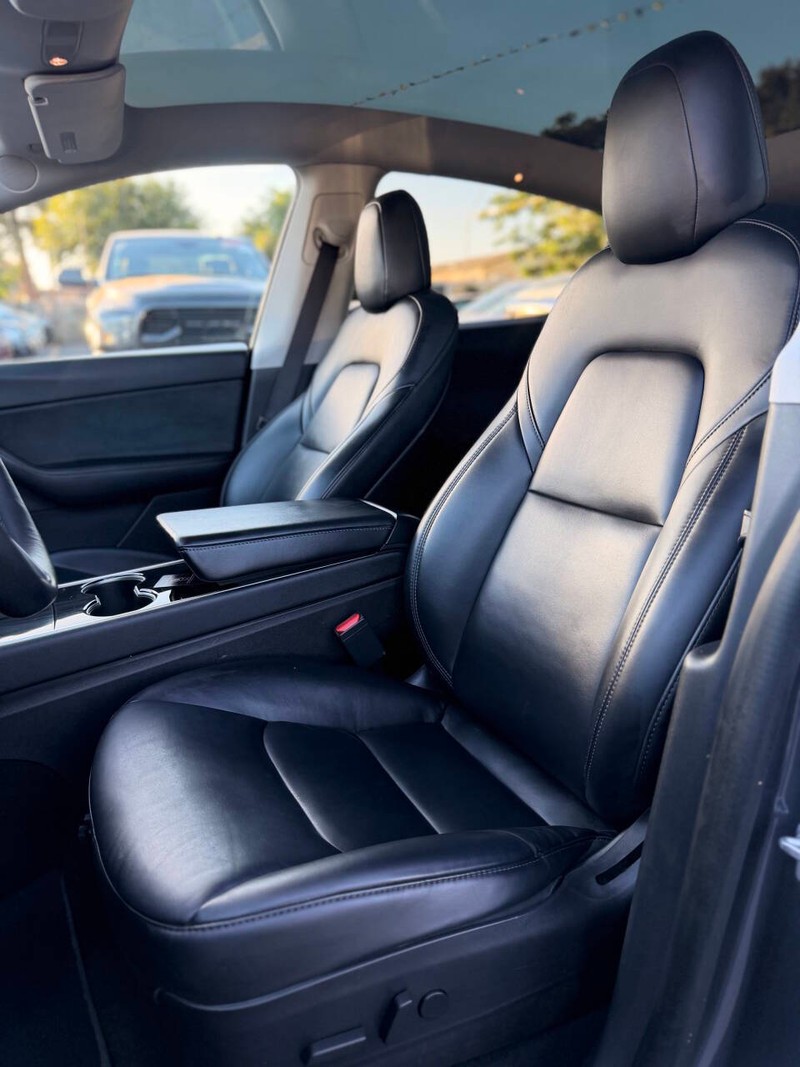 Tesla Model Y Vehicle Full-screen Gallery Image 13