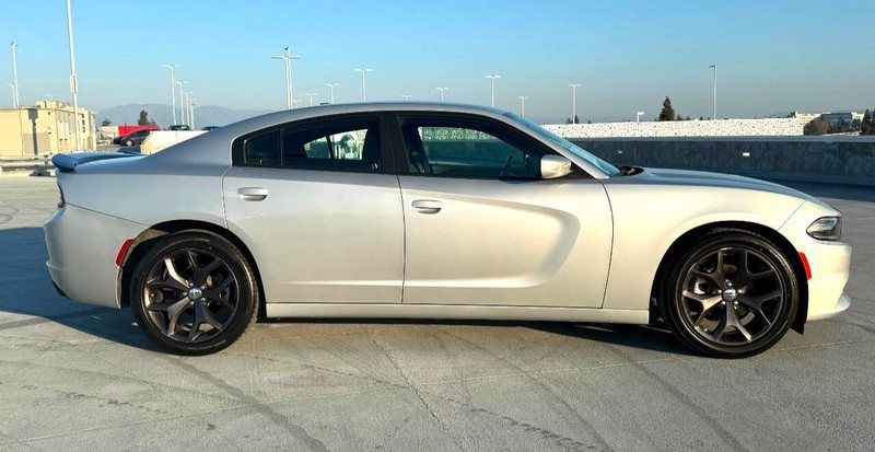 Dodge Charger Vehicle Full-screen Gallery Image 08