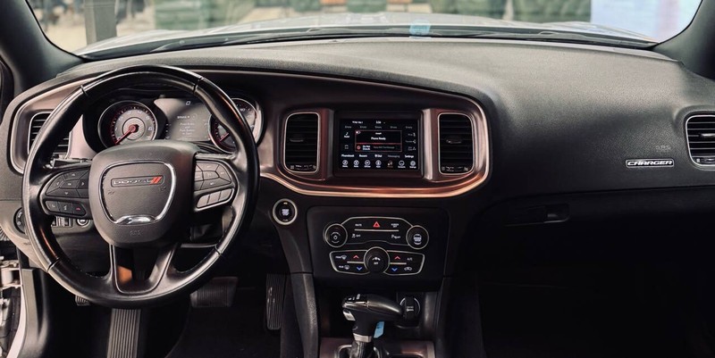 Dodge Charger Vehicle Full-screen Gallery Image 15
