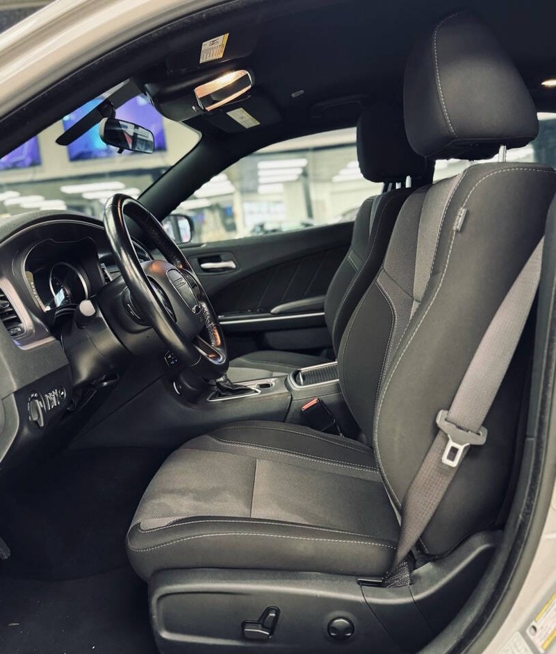 Dodge Charger Vehicle Full-screen Gallery Image 16