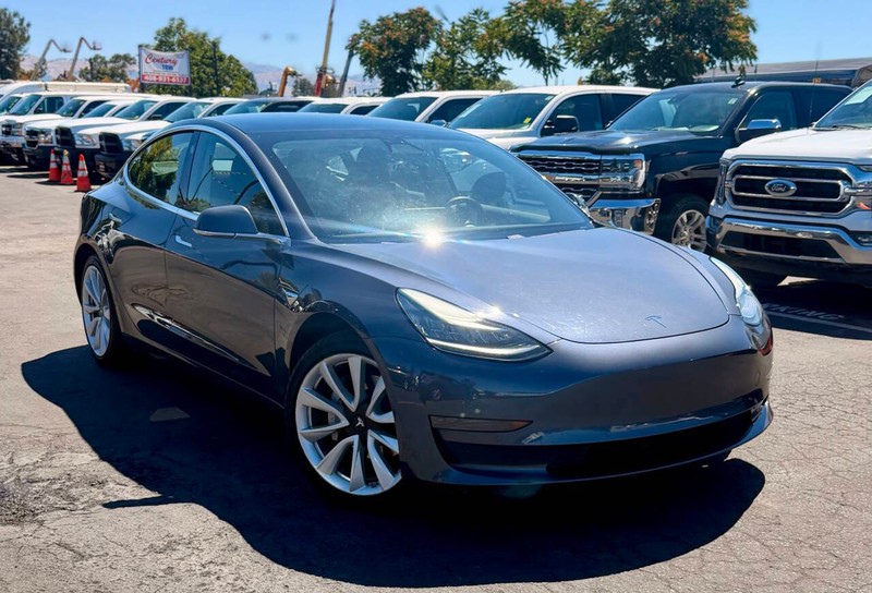 Tesla Model 3 Vehicle Full-screen Gallery Image 03