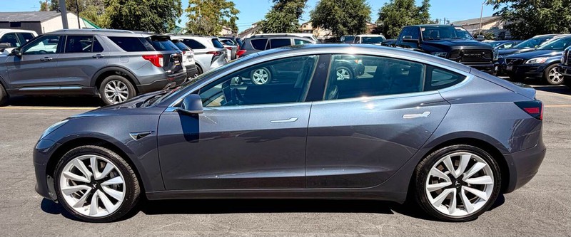 Tesla Model 3 Vehicle Full-screen Gallery Image 04