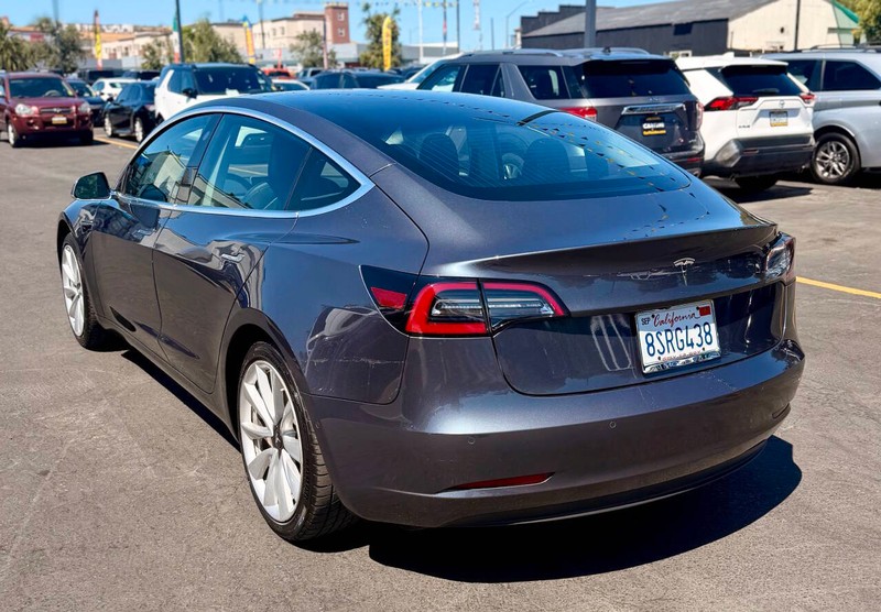 Tesla Model 3 Vehicle Full-screen Gallery Image 06