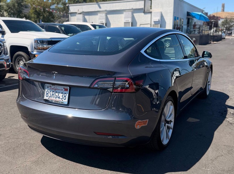 Tesla Model 3 Vehicle Full-screen Gallery Image 08