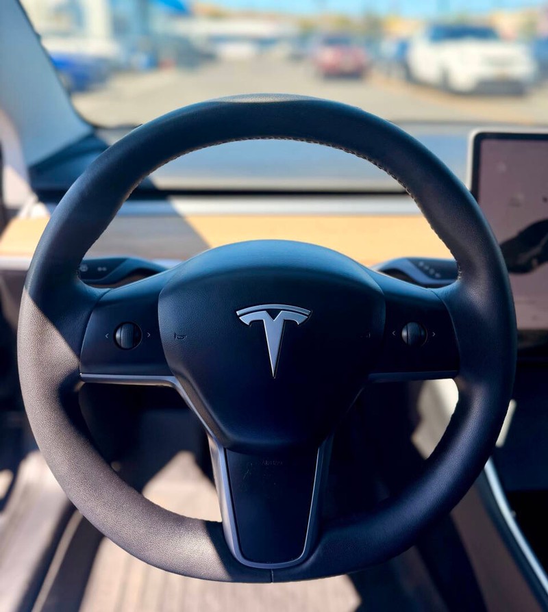 Tesla Model 3 Vehicle Full-screen Gallery Image 09
