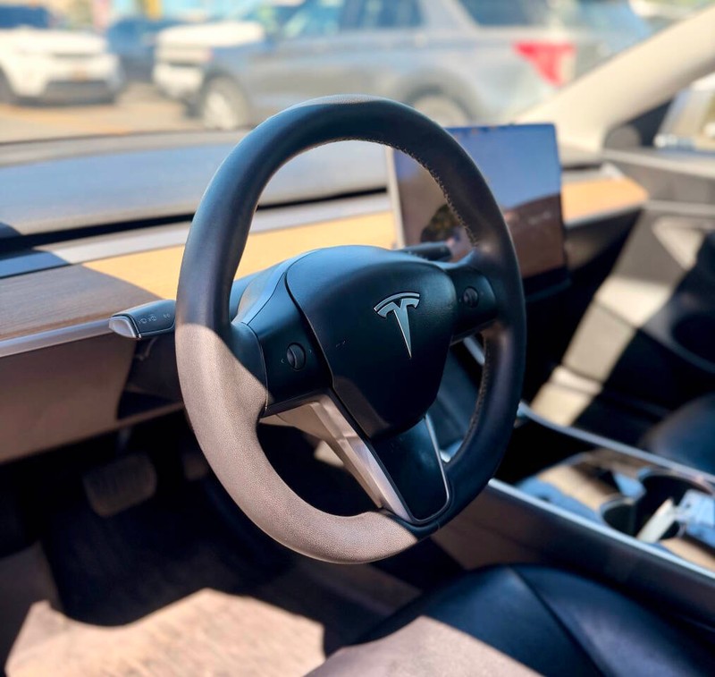 Tesla Model 3 Vehicle Full-screen Gallery Image 10