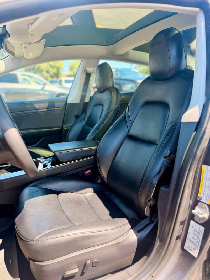Tesla Model 3 Vehicle Full-screen Gallery Image 13