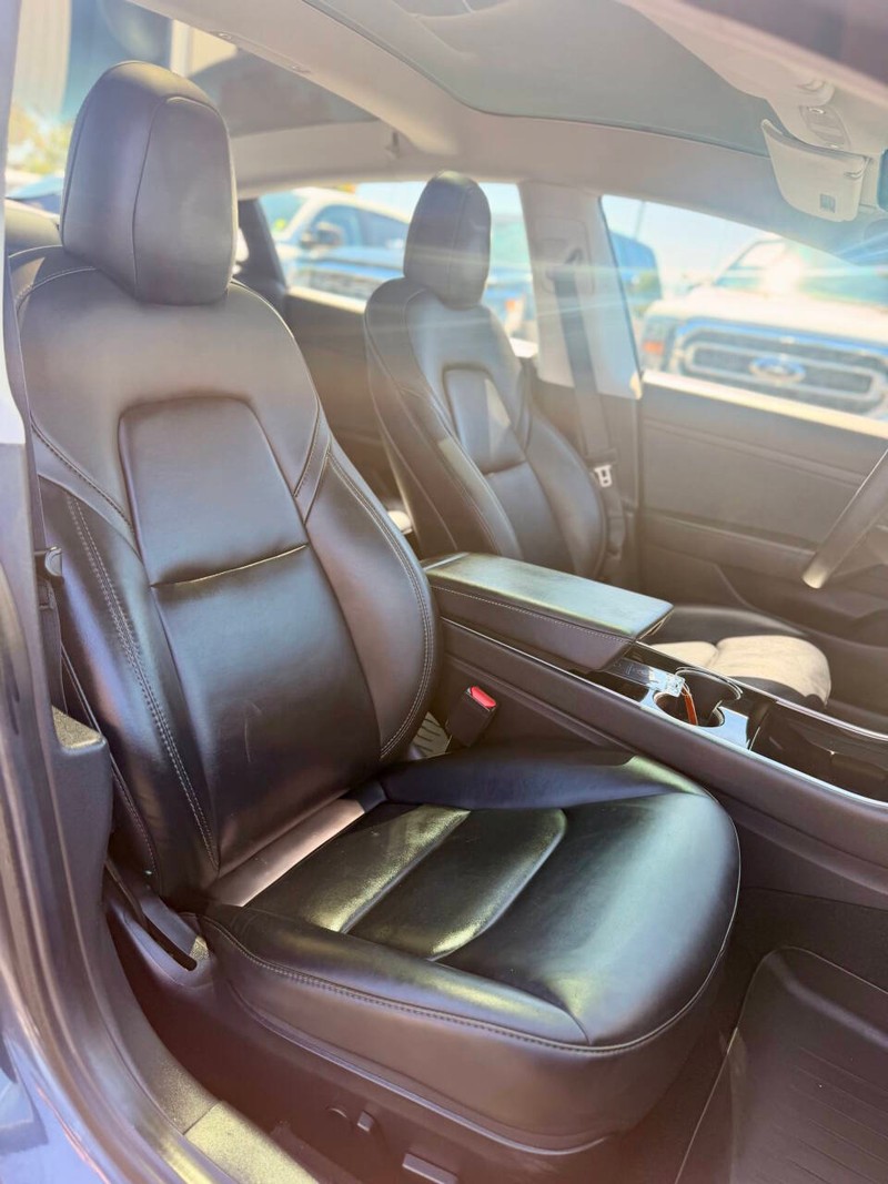 Tesla Model 3 Vehicle Full-screen Gallery Image 15
