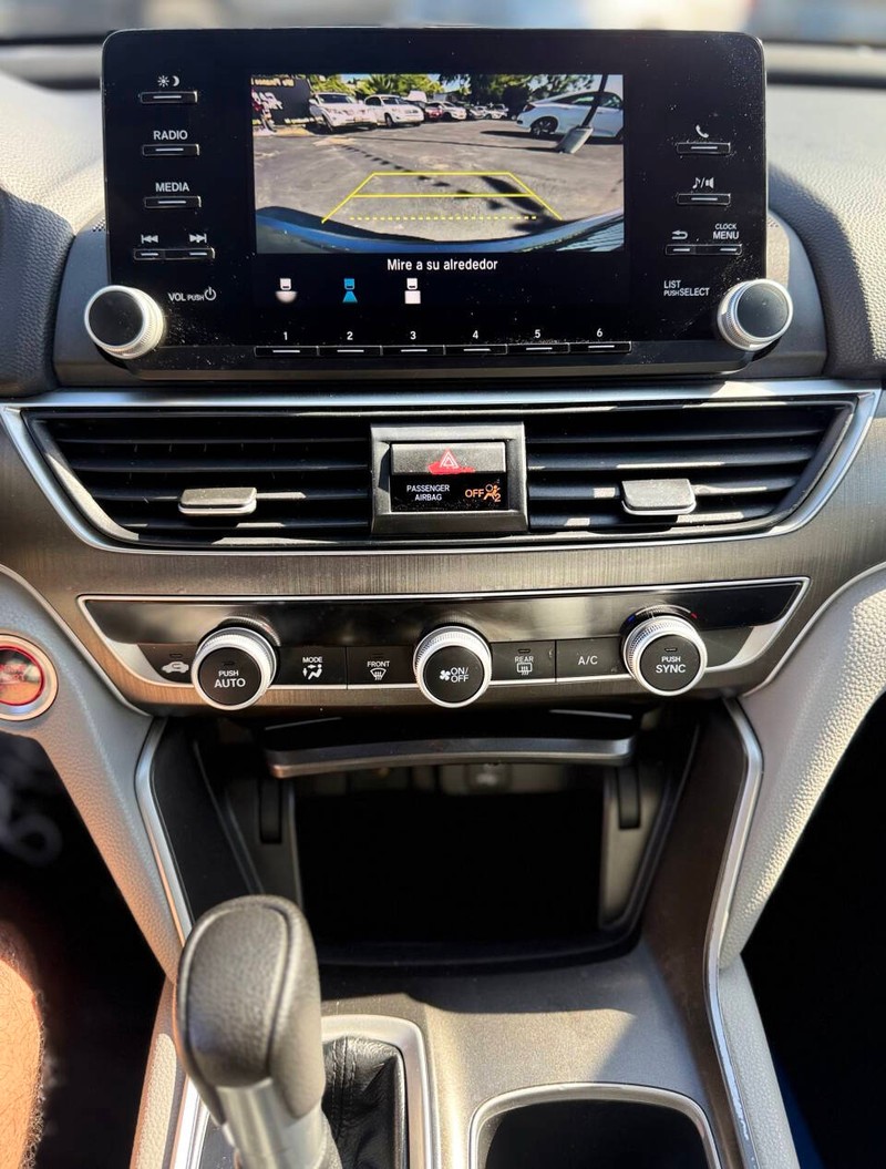 Honda Accord Sedan Vehicle Full-screen Gallery Image 11