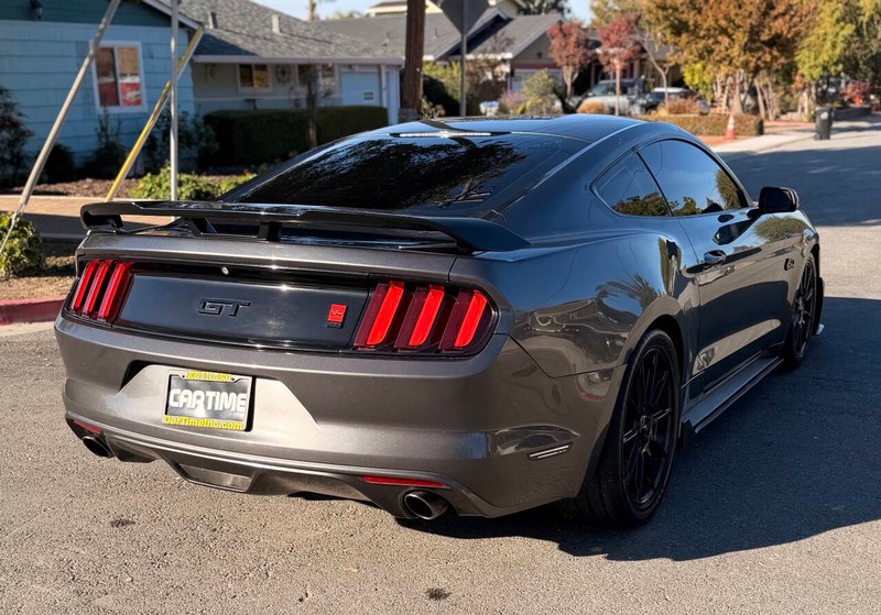 Ford Mustang Vehicle Full-screen Gallery Image 08