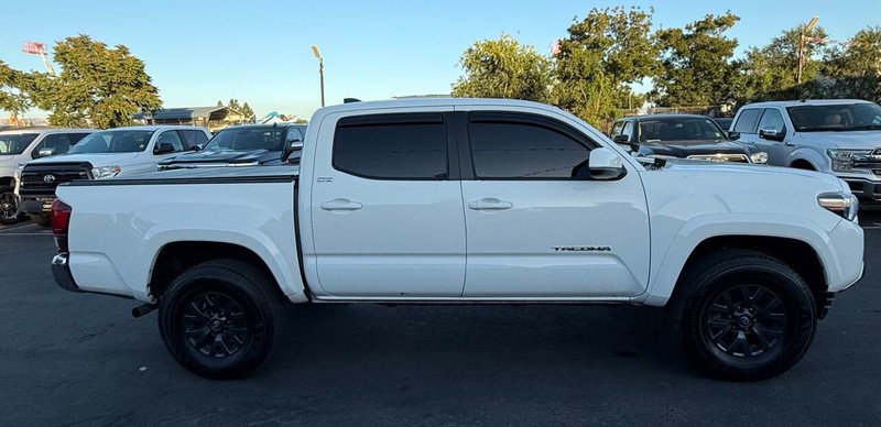 Toyota Tacoma 2WD Vehicle Full-screen Gallery Image 05