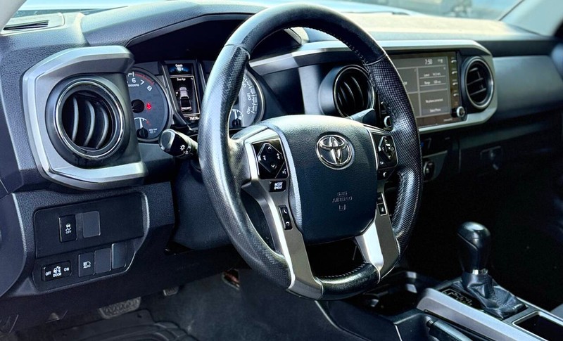 Toyota Tacoma 2WD Vehicle Full-screen Gallery Image 09