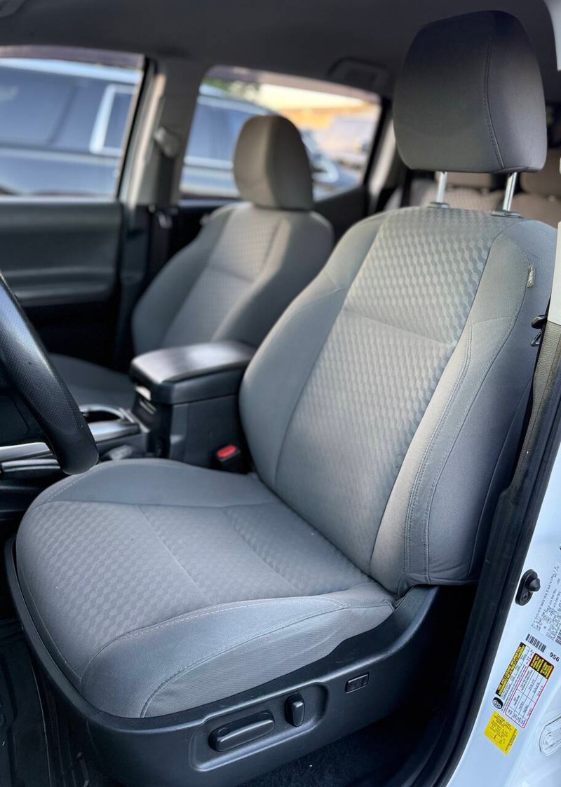 Toyota Tacoma 2WD Vehicle Full-screen Gallery Image 12