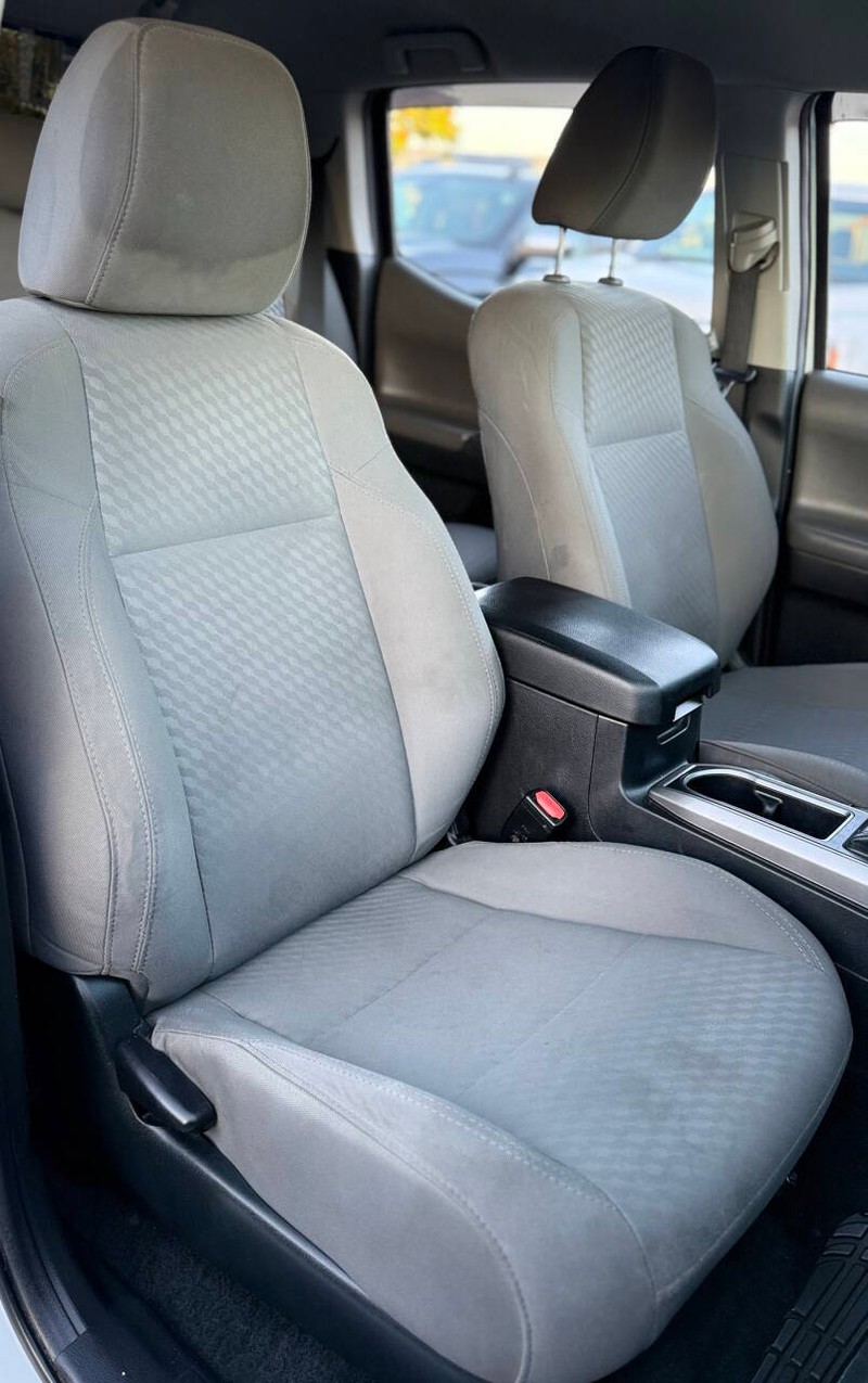 Toyota Tacoma 2WD Vehicle Full-screen Gallery Image 13
