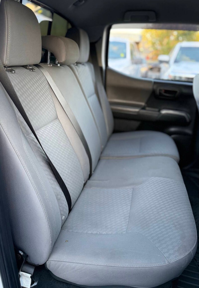 Toyota Tacoma 2WD Vehicle Full-screen Gallery Image 14