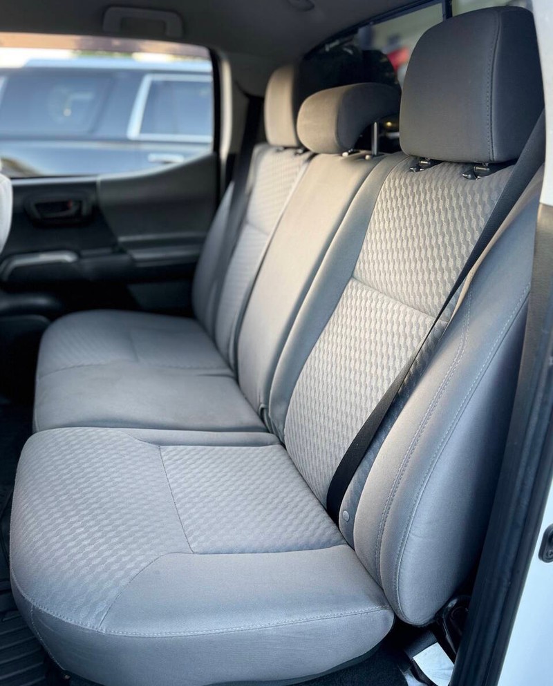Toyota Tacoma 2WD Vehicle Full-screen Gallery Image 15