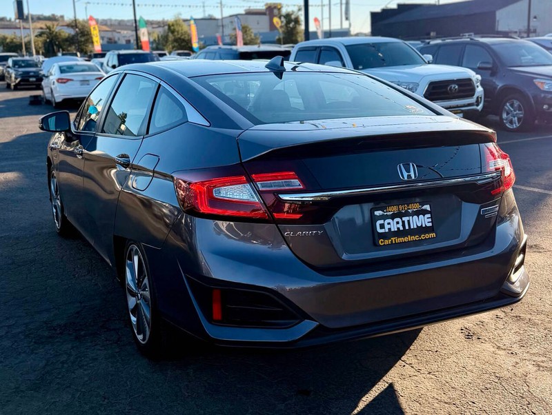 Honda Clarity Plug-In Hybrid Vehicle Full-screen Gallery Image 05