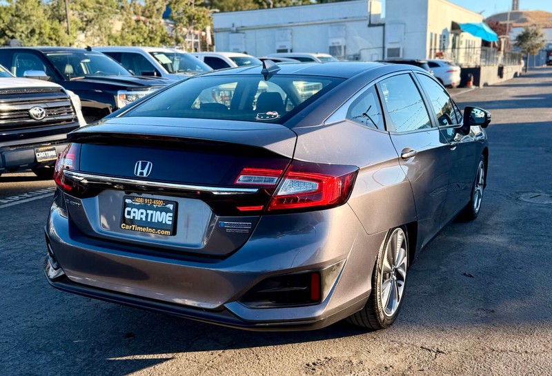 Honda Clarity Plug-In Hybrid Vehicle Full-screen Gallery Image 07