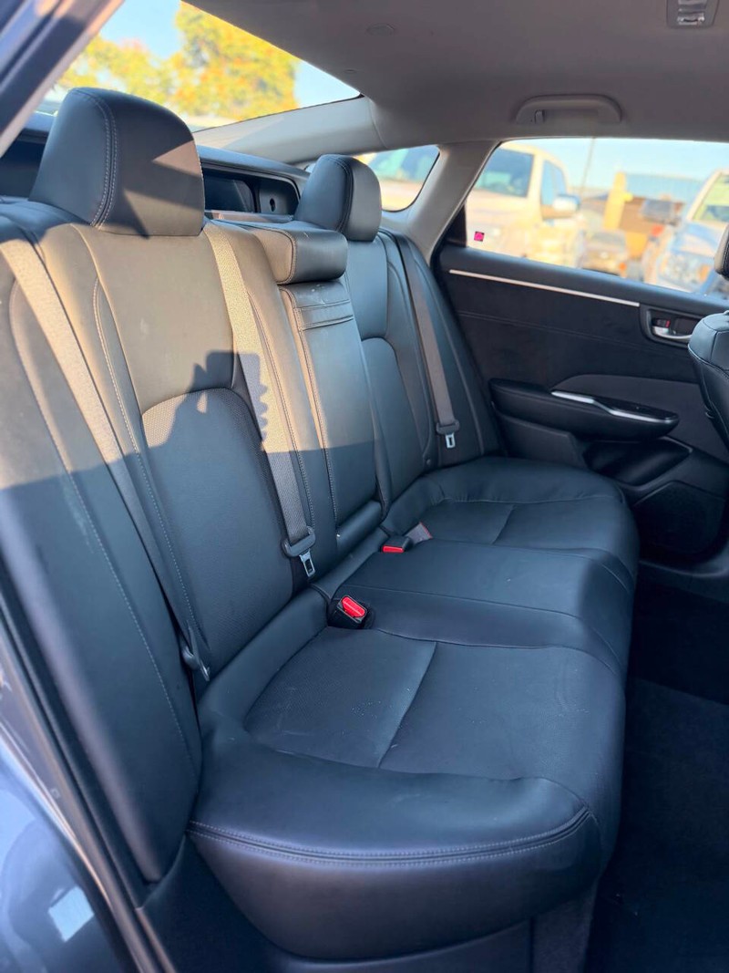 Honda Clarity Plug-In Hybrid Vehicle Full-screen Gallery Image 13