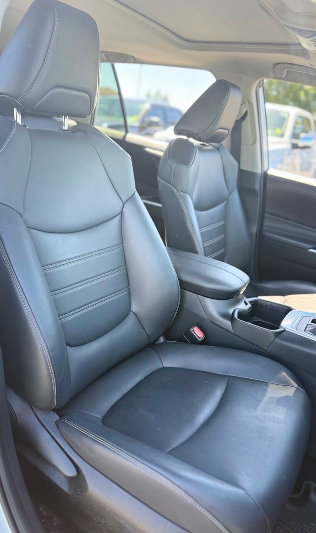 Toyota RAV4 Vehicle Full-screen Gallery Image 13