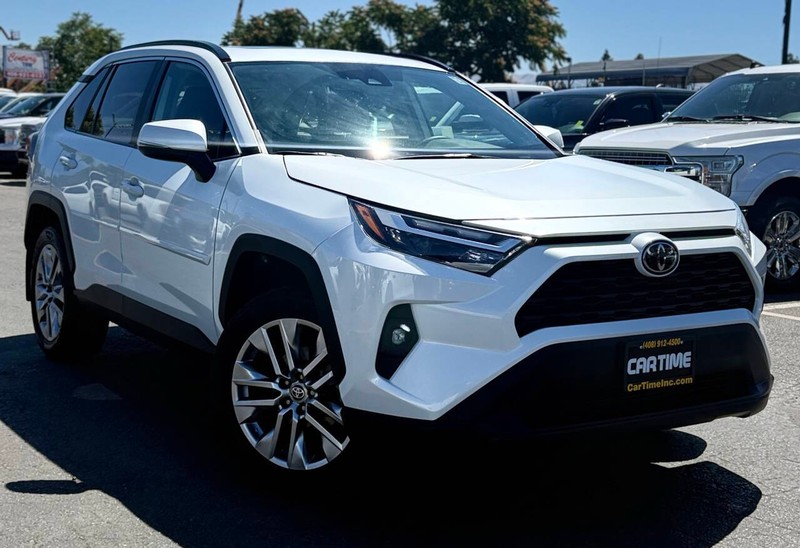 Toyota RAV4 Vehicle Full-screen Gallery Image 03
