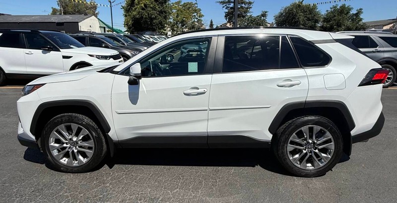 Toyota RAV4 Vehicle Full-screen Gallery Image 04