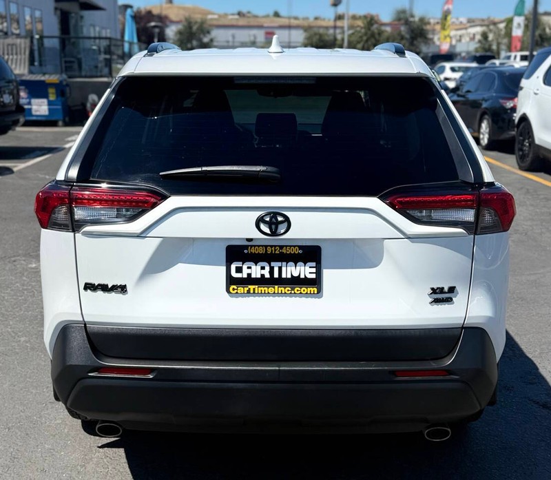 Toyota RAV4 Vehicle Full-screen Gallery Image 07
