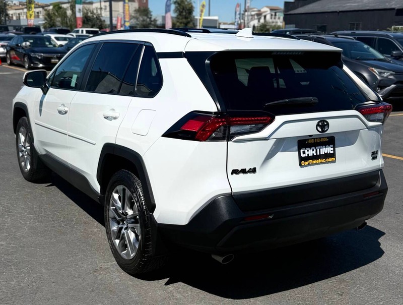 Toyota RAV4 Vehicle Full-screen Gallery Image 08