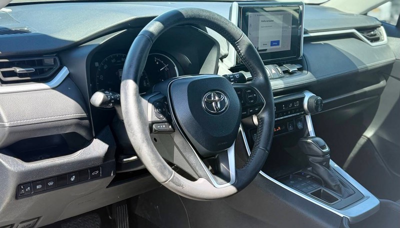Toyota RAV4 Vehicle Full-screen Gallery Image 09