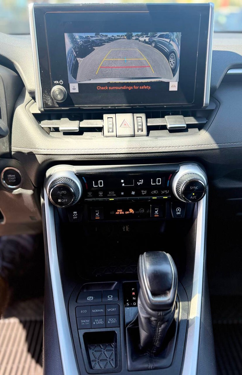 Toyota RAV4 Vehicle Full-screen Gallery Image 11