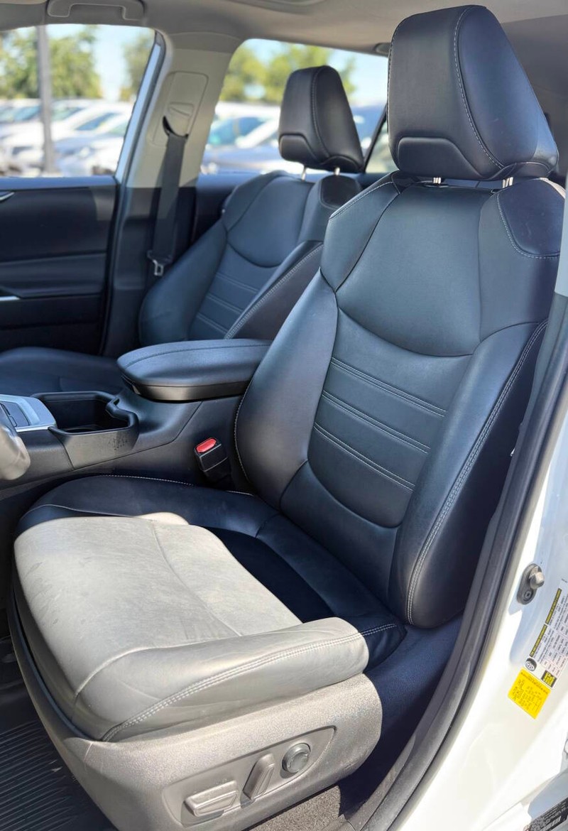 Toyota RAV4 Vehicle Full-screen Gallery Image 12