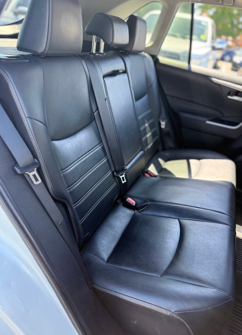 Toyota RAV4 Vehicle Full-screen Gallery Image 14