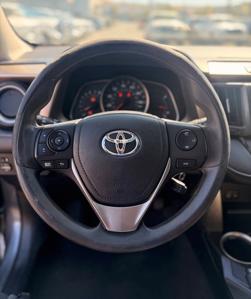 Toyota RAV4 Vehicle Full-screen Gallery Image 09