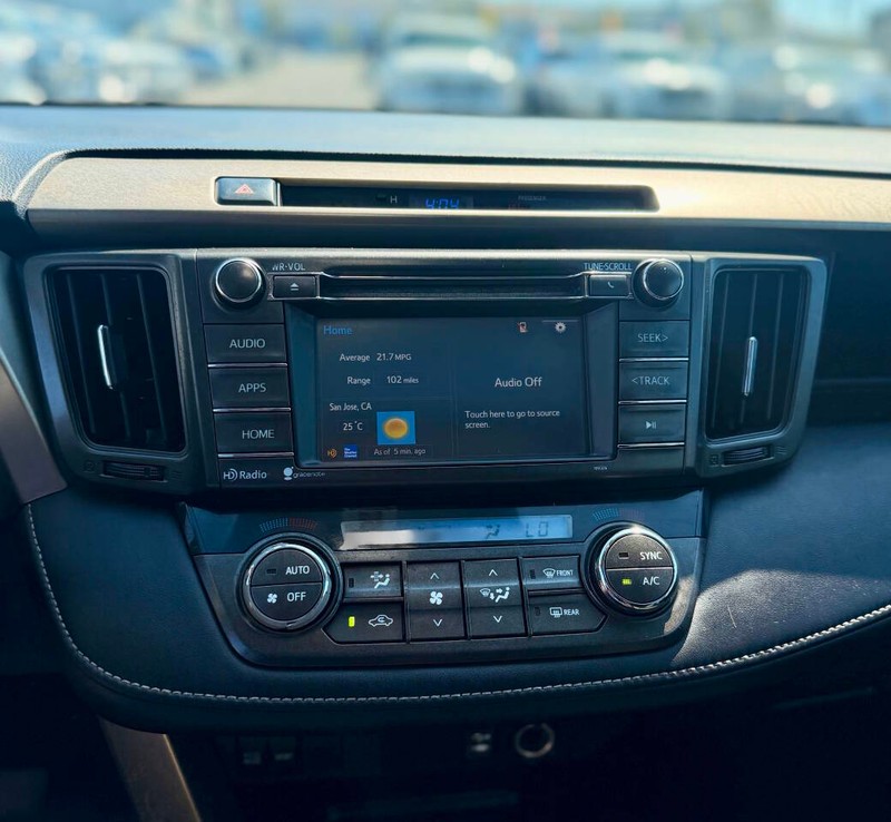 Toyota RAV4 Vehicle Full-screen Gallery Image 11
