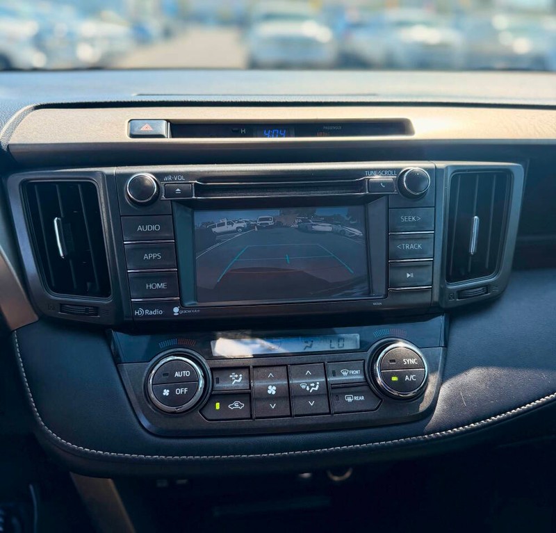 Toyota RAV4 Vehicle Full-screen Gallery Image 12
